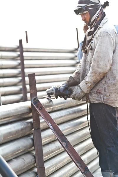 Trabajador haciendo chispas mientras soldadura de acero — Foto de Stock