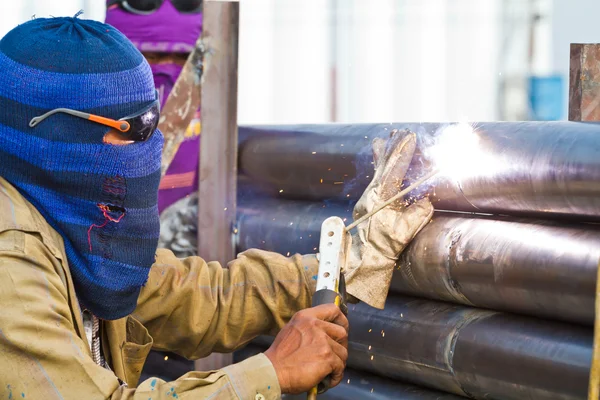 Estructura de acero de soldadura de trabajador industrial en fábrica, spa de soldadura — Foto de Stock