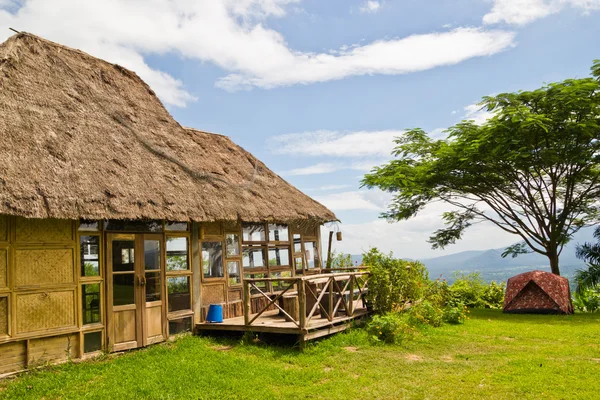 Landelijke landschap met houten hut in de bergen — Stockfoto