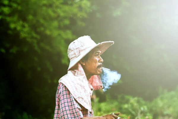 Stary człowiek palenia — Zdjęcie stockowe