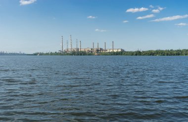 Dnipro City, Ukrayna 'da Dnipro nehrinin yanında çalışmayan elektrik santraliyle yaz manzarası