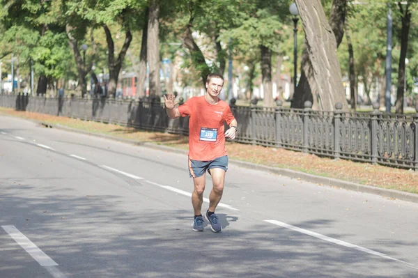Dnipro Ucrania Septiembre 2021 Solitario Hombre Feliz Corriendo Por Una — Foto de Stock