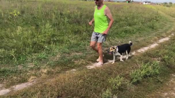 Kaukasisk Senior Man Kör Barfota Jord Väg Med Blandras Hund — Stockvideo