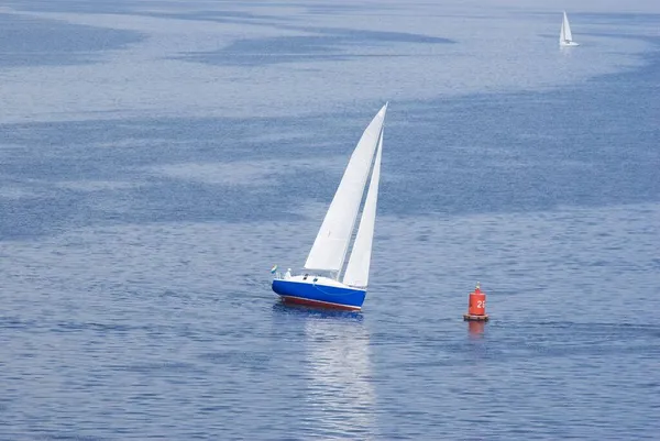 Zwei Yachten Bewegen Sich Bei Der Segelregatta Auf Dem Dnjepr — Stockfoto