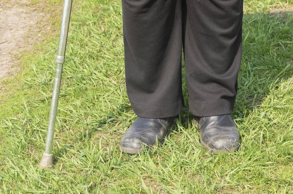 Homem Ucraniano Com Bengala Vestindo Velhos Sapatos Riscados Calças Pretas — Fotografia de Stock