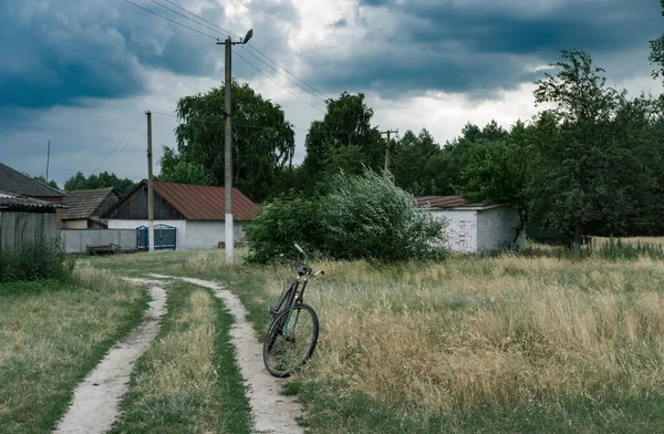 Rusty Staré Kolo Čeká Jezdce Silnici Obci Centrální Ukrajiny — Stock fotografie