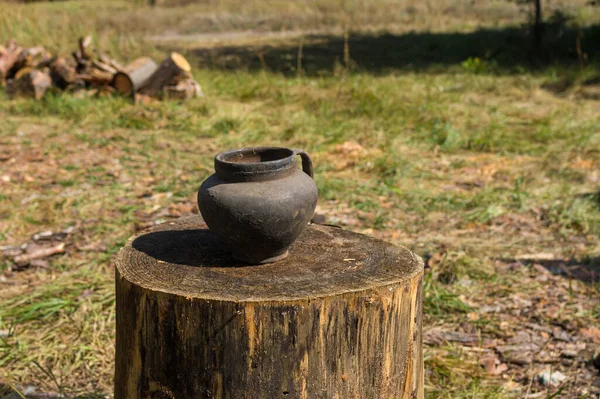 Szoros Kilátás Egy Ősi Ukrán Pot Áll Egy Nagy Rönk — Stock Fotó