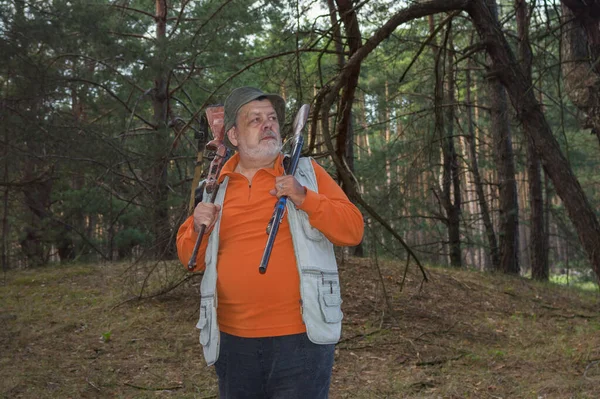 Kara Çam Ormanında Ülkesini Savunmaya Hazır Iki Tüfekli Ağır Ukraynalı — Stok fotoğraf