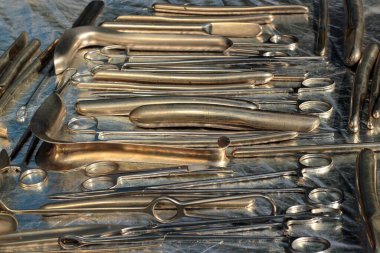 Eski metal obstetrik, jinekolojik ve ürolojik aletler