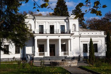 Trostianets, Ukrayna - 15 Ekim 2021: Doğu Ukrayna 'da Sumy Oblastı' nda bir şehir olan Trostianets 'te yürüyüş yolları, dekoratif heykeller ve gezinti alanları.