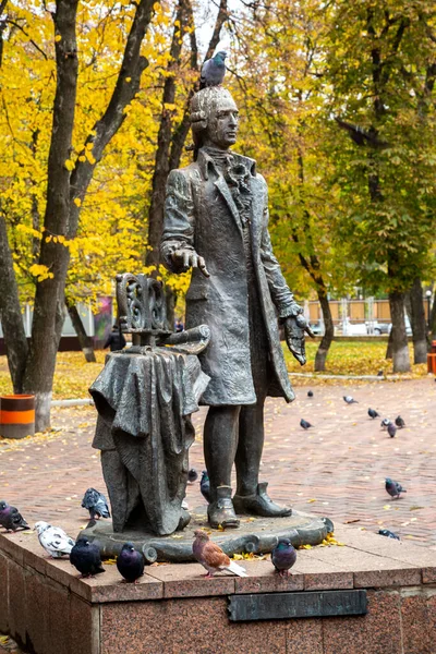 2021年10月16日 ロシア ウクライナの作曲家 指揮者で合唱協奏曲のジャンルへの多大な貢献で知られるドミトリー ボルトニアンスキー記念碑 — ストック写真