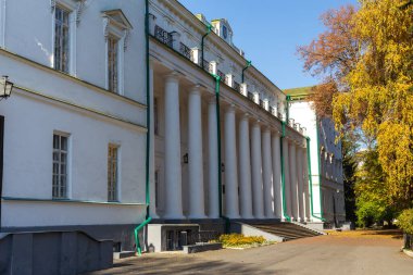 Nizhyn, Ukrayna - 17 Ekim 2021: Nikolai Gogol Nizhyn Devlet Üniversitesi, Chernihiv bölgesindeki Nizhyn şehrinde bir yüksek öğrenim kurumu, Ukrayna.