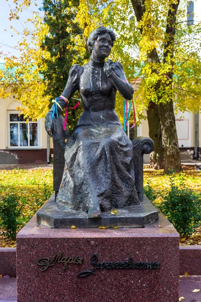 2021年10月17日 ウクライナ ニジン初の常設舞台劇場を組織したウクライナの演劇女優マリア ザンコヴェツカの記念碑 — ストック写真
