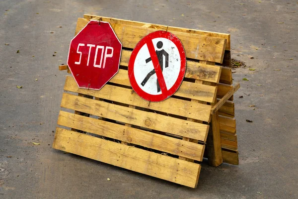 Drewniany Panel Znakiem Stop Walking Poboczu Drogi — Zdjęcie stockowe