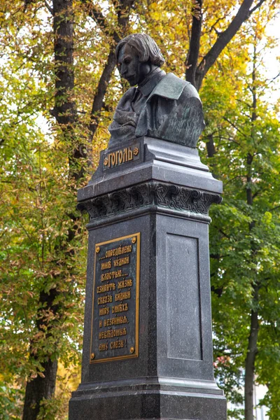 2021年10月17日 ロシアの小説家 短編小説家 脚本家でウクライナ出身のニコライ ゴール記念碑がネジン中央部のゴール広場にある — ストック写真