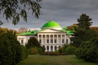 Sokyryntsi, Ukrayna - 17 Ekim 2021: Grigory Galagan sarayı ve park kompleksi, 19. yüzyılın başlarında inşa edildi. Sokyryntsi köyünde yer alır, Sribnyansky ilçesi, Chernihiv bölgesi .