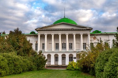 Sokyryntsi, Ukrayna - 17 Ekim 2021: Grigory Galagan sarayı ve park kompleksi, 19. yüzyılın başlarında inşa edildi. Sokyryntsi köyünde yer alır, Sribnyansky ilçesi, Chernihiv bölgesi .