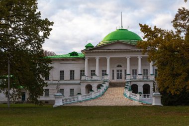 Sokyryntsi, Ukrayna - 17 Ekim 2021: Grigory Galagan sarayı ve park kompleksi, 19. yüzyılın başlarında inşa edildi. Sokyryntsi köyünde yer alır, Sribnyansky ilçesi, Chernihiv bölgesi .