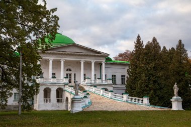 Sokyryntsi, Ukrayna - 17 Ekim 2021: Grigory Galagan sarayı ve park kompleksi, 19. yüzyılın başlarında inşa edildi. Sokyryntsi köyünde yer alır, Sribnyansky ilçesi, Chernihiv bölgesi .