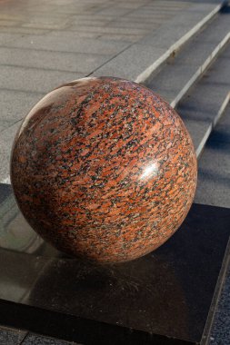 Kamu parkında süsleme olarak cilalanmış kırmızı granit toplar