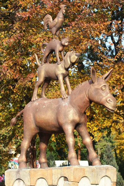 Kharkiv Oekraïne Oktober 2021 Bronzen Beeld Kharkiv Central Park Met — Stockfoto