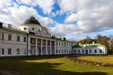 Kachanivka, Ukrayna - 17 Ekim 2021: Kachanivka Sarayı ve peyzaj parkı, 1770 'lerde Catherine II..