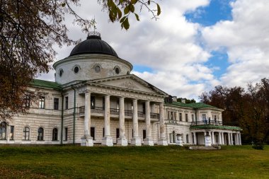 Kachanivka, Ukrayna - 17 Ekim 2021: Kachanivka Sarayı ve peyzaj parkı, 1770 'lerde Catherine II..