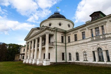 Kachanivka, Ukrayna - 17 Ekim 2021: Kachanivka Sarayı ve peyzaj parkı, 1770 'lerde Catherine II..