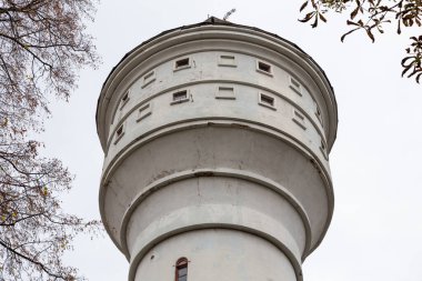 Hlukhiv, Ukrayna - 16 Ekim 2021: İvan Mazepa 'nın 1708 yılında görevden alınmasının ardından Kazak Hetmanetinin eski başkenti Glukhiv şehir merkezindeki tarihi su kulesi.