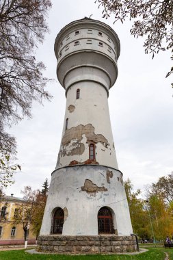 Hlukhiv, Ukrayna - 16 Ekim 2021: İvan Mazepa 'nın 1708 yılında görevden alınmasının ardından Kazak Hetmanetinin eski başkenti Glukhiv şehir merkezindeki tarihi su kulesi.
