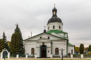 Hlukhiv, Ukrayna - 16 Ekim 2021: Glukhiv şehir merkezindeki Dönüşüm Kilisesi, 1708 yılında Ivan Mazepa 'nın görevden alınmasının ardından Kazak Hetmanetinin eski başkenti.
