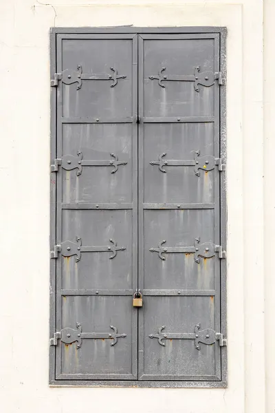 南京錠付きの窓の金属シャッター — ストック写真