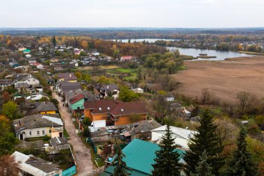 Hlukhiv, Ukrayna - 16 Ekim 2021: Tarihi su kulesinin tepesinden Glukhov şehrinin havadan görünüşü. Glukhiv 18. yüzyılın başlarında Kazak Hetmanate 'nin başkentiydi..