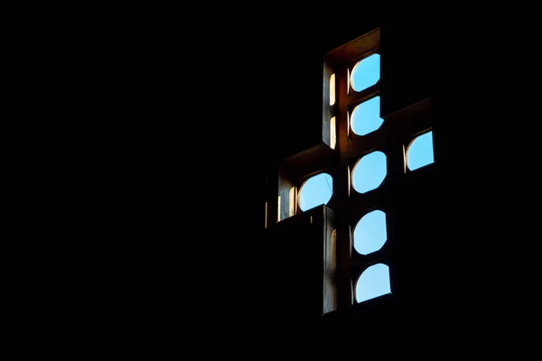 Fenêtre Église Forme Croix Lumière Soleil Venant Intérieur Sombre Fond — Photo