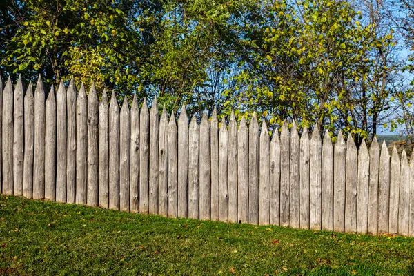 Stokkade Hek Geslepen Puntige Boomstammen — Stockfoto