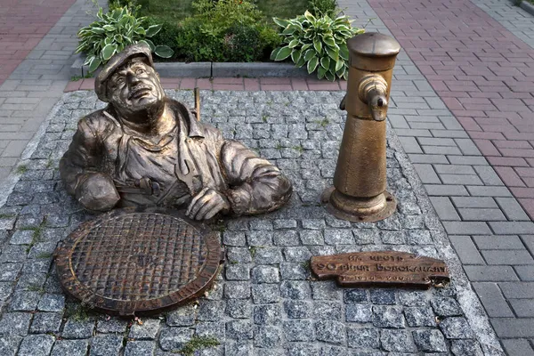 Cherkasy Ucrânia Agosto 2021 Uma Estátua Metal Encanador Olhando Para — Fotografia de Stock