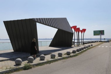 Panske, Ukrayna - 15 Ağustos 2021: Dinyeper Nehri 'nin karşısındaki Ukrayna' nın en uzun barajı olan Cherkasy Barajı 'nda yer alan otobüs durağı.