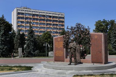 Cherkasy, Ukrayna - 15 Ağustos 2021: Rusya-Ukrayna savaşında Ukrayna 'nın bağımsızlığı için ölen kahramanlar anıtı, Doğu cephesinde öldürülen bir askerin kızı tarafından tasarlandı..