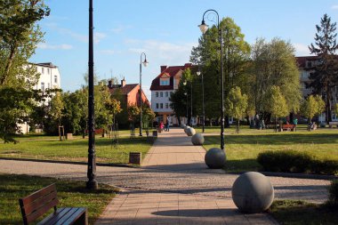 Braniewo, Polonya - 7 Mayıs 2019: Braniewo şehir merkezindeki bir meydanın görüntüsü, Sıcak Masurian Voyvoda, Polonya