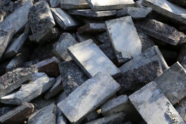 Eski kırık granit levhalar, kaldırım inşaatı arka planı.