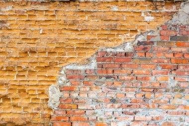 Eski model kırmızı ve sarı tuğlalı duvar