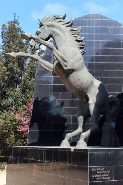 Bakü, Azerbaycan - 25 Nisan 2017: Azgın at heykeli, Gürcistan Cumhurbaşkanı Eduard Shevardnadze 'den 1998 yılında Azerbaycan lideri Heydar Aliyev' e hediye.