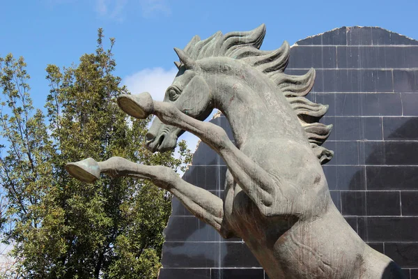 Baku Azerbeidzjan April 2017 Standbeeld Van Ongebreideld Paard Geschenk Van — Stockfoto