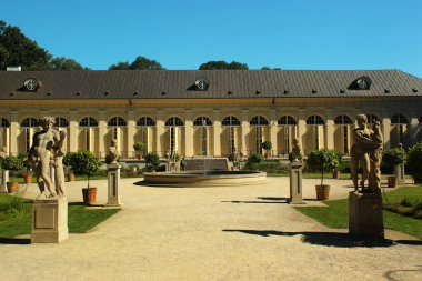 Varşova, Polonya - 9 Haziran 2018: Eski Orangery Łazienki Parkı veya Royal banyoları, hangi şehir merkezinin 76 hektar işgal Varşova en büyük parkı.