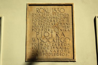 Varşova, Polonya - 9 Haziran 2018: Polonya 'nın Rus Çarı I. Nicolas' a karşı komplosunun lideri ve teğmeni Piotr Wysocki 'ye adanmış anma plaketi.