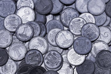 Ukrayna parası, 1 ve 2 kopek madeni para, arka plan olarak küçük bozuk para