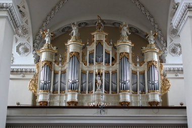 Vilnius, Litvanya - 13 Temmuz 2017: St. Stanislaus Katedral Bazilikası 'ndaki Organ ve Litvanya' nın ana Roma Katolik Katedrali Vilnius St. Ladislaus.