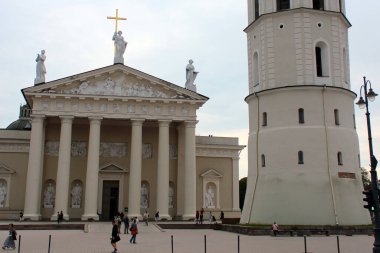 Vilnius, Litvanya - 13 Temmuz 2017: St. Stanislaus Katedral Bazilikası ve Litvanya 'nın ana Katolik Katedrali Vilnius St. Ladislaus.