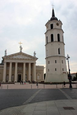 Vilnius, Litvanya - 13 Temmuz 2017: St. Stanislaus Katedral Bazilikası ve Litvanya 'nın ana Katolik Katedrali Vilnius St. Ladislaus.