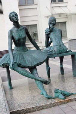 Minsk, Belarus - 14 Temmuz 2017: Belarus Cumhuriyeti Ulusal Akademik Büyük Opera ve Bale Tiyatrosu yakınlarındaki parkta 